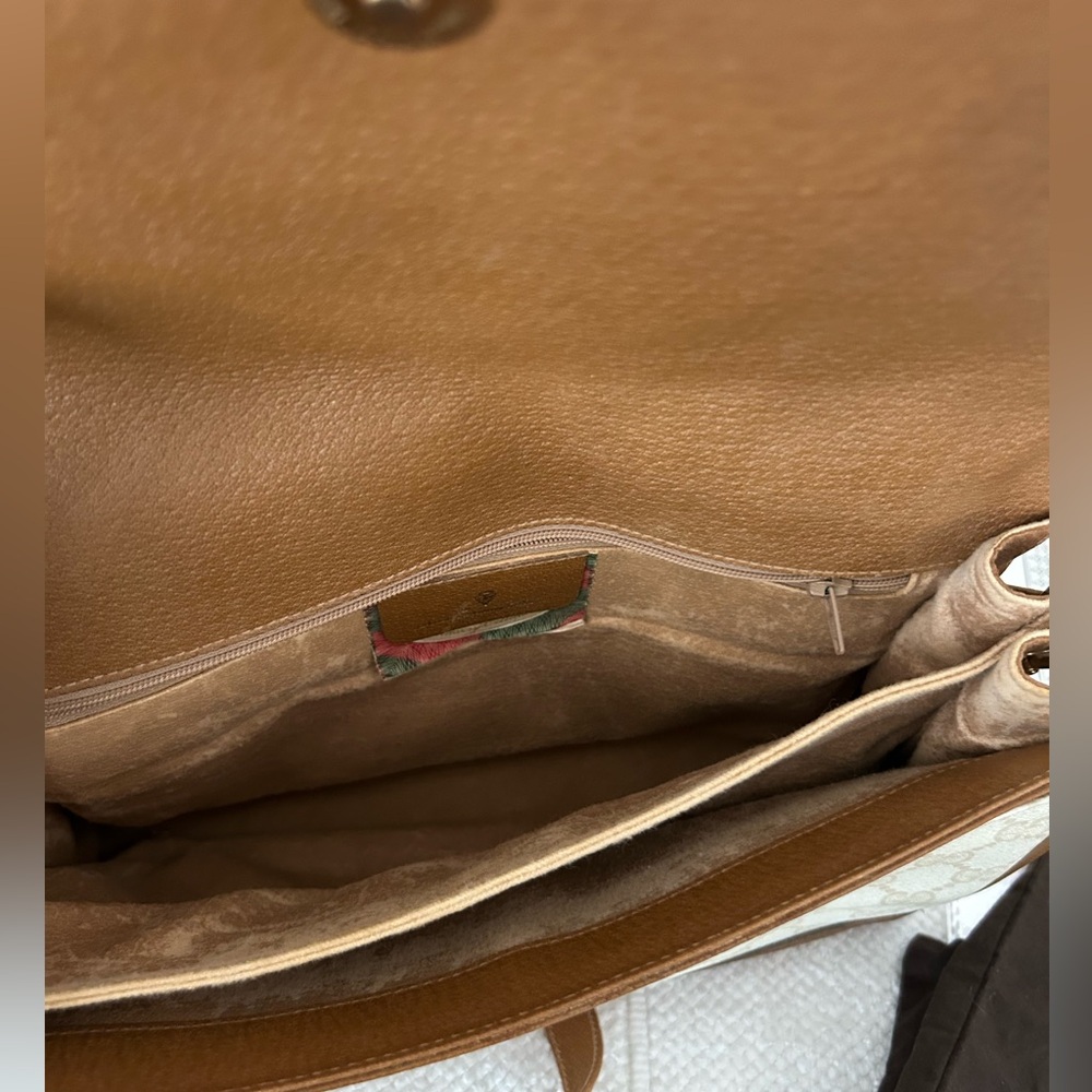 GUCCI Luxury Vintage Crossbody with COA, Full Inclusion - Picture 7 of 10